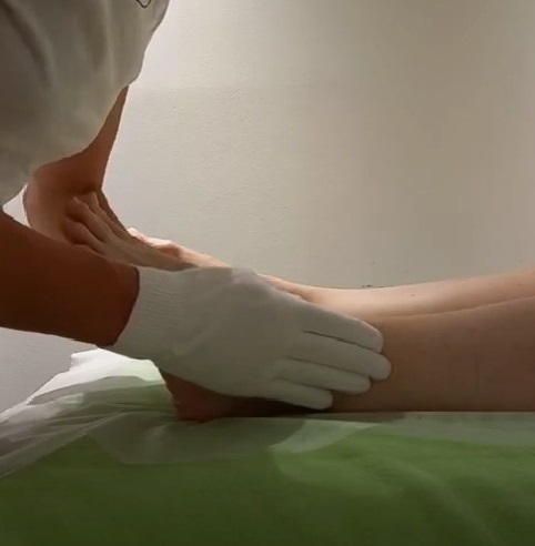 Nežna limfna drenaža nog za razbremenitev limfe in občutek lahkotnosti